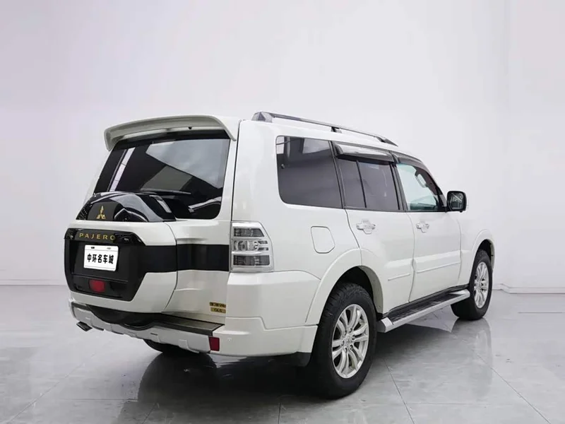 Mitsubishi Pajero (Imported) — фото 19