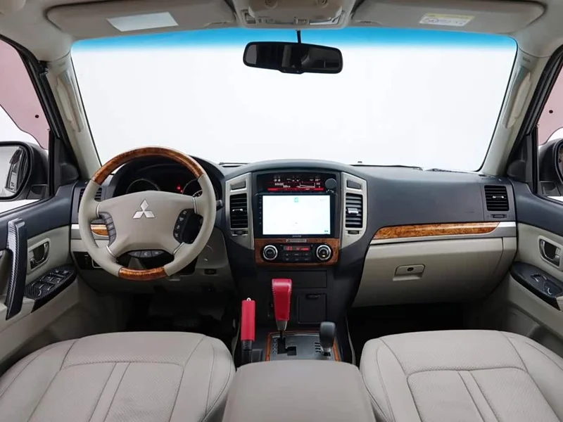 Mitsubishi Pajero (Imported) — фото 10