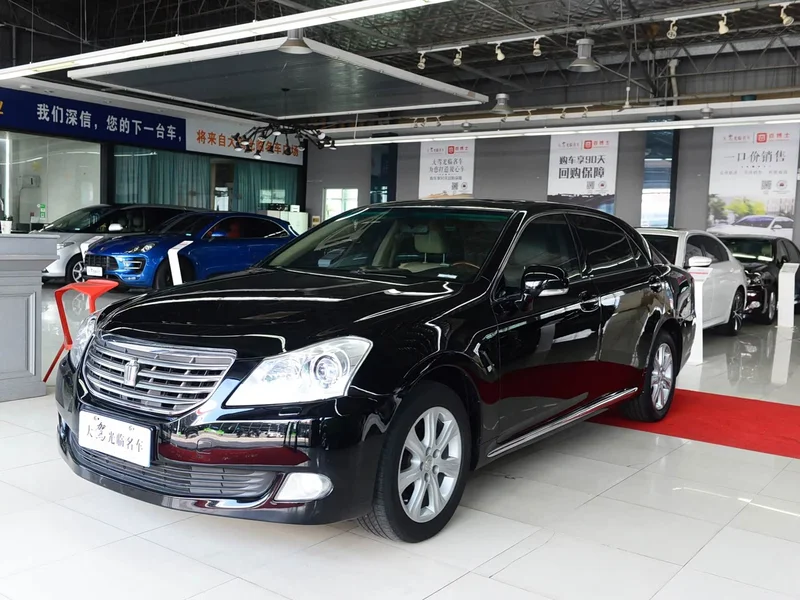 Toyota Crown — фото 1