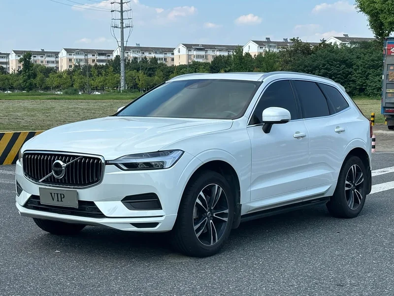 Volvo XC60 — фото 1