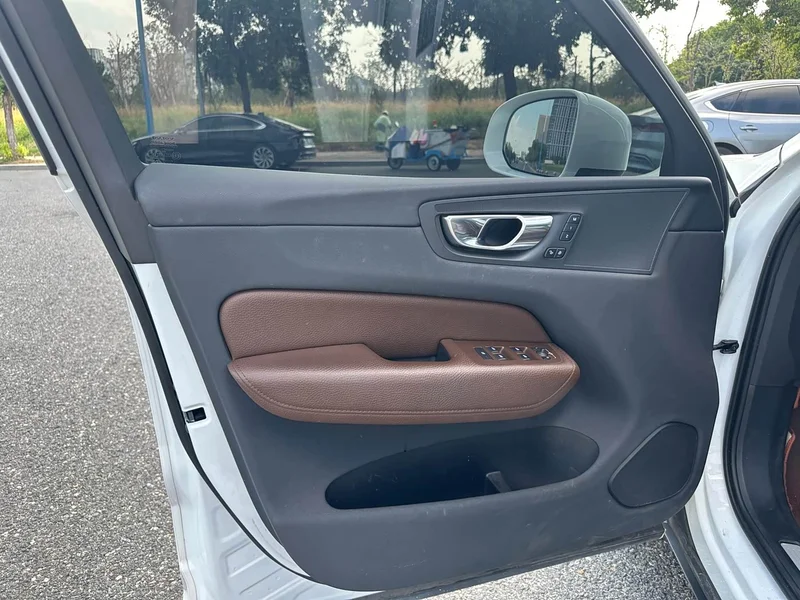 Volvo XC60 — фото 12