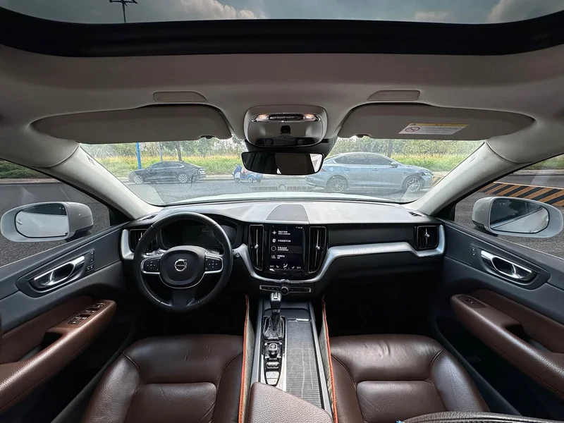 Volvo XC60 — фото 14
