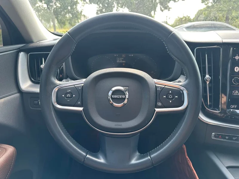 Volvo XC60 — фото 15