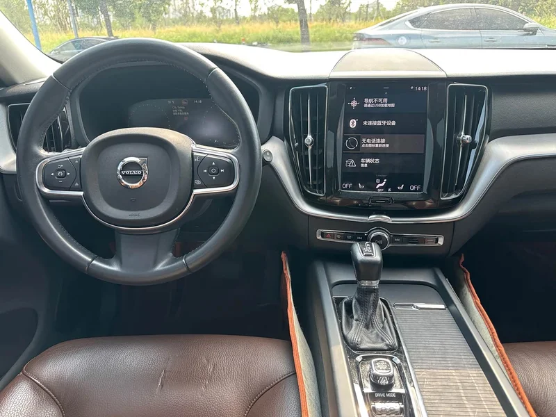 Volvo XC60 — фото 16