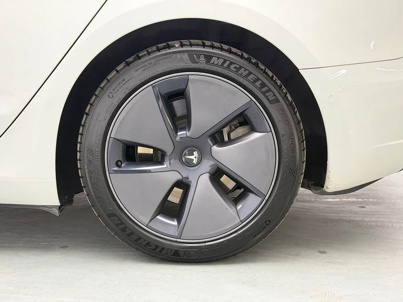 Tesla Model 3 — фото 18