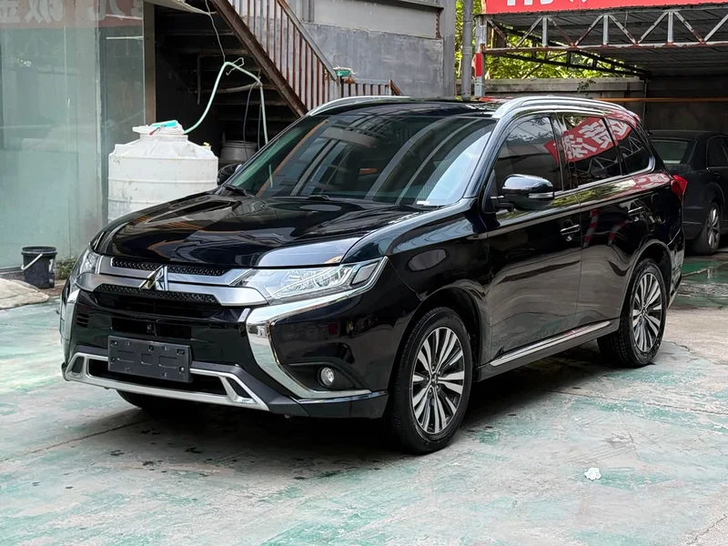 Mitsubishi Outlander — фото 1