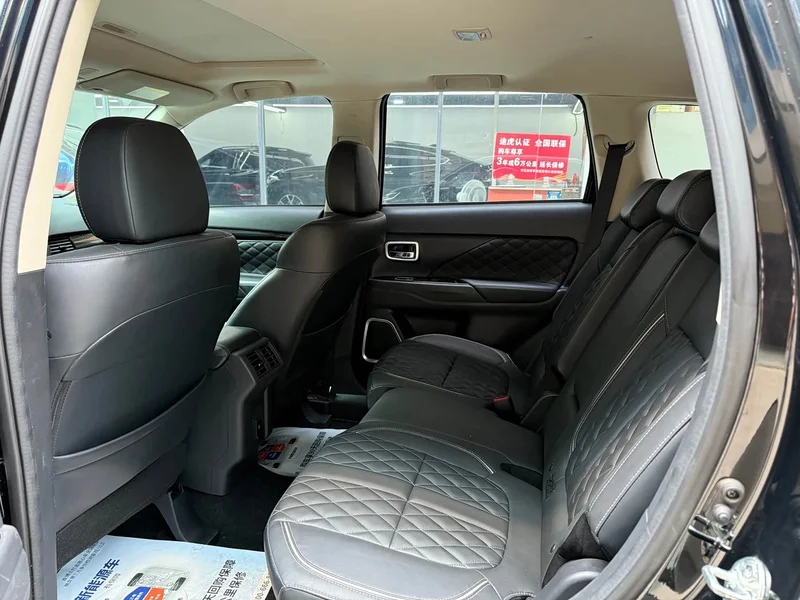 Mitsubishi Outlander — фото 11