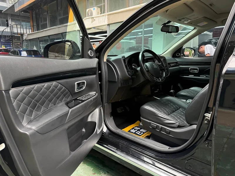 Mitsubishi Outlander — фото 12