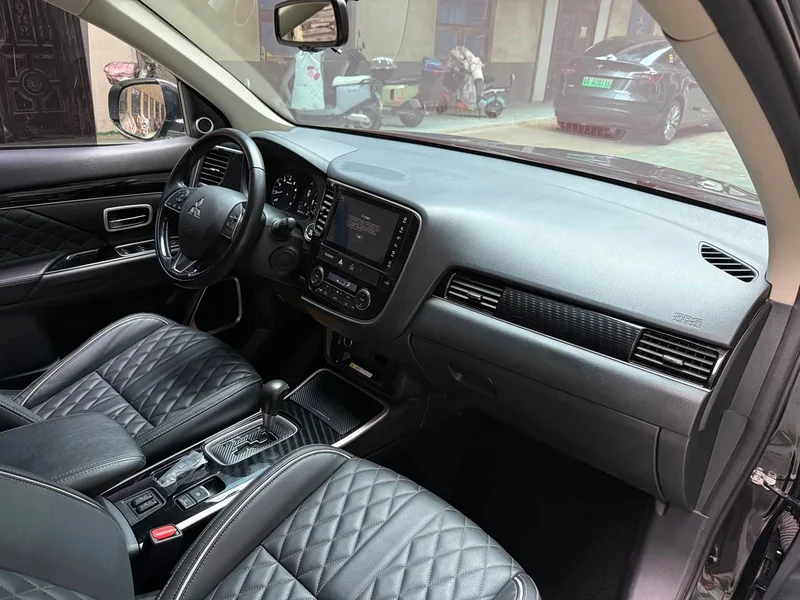 Mitsubishi Outlander — фото 13