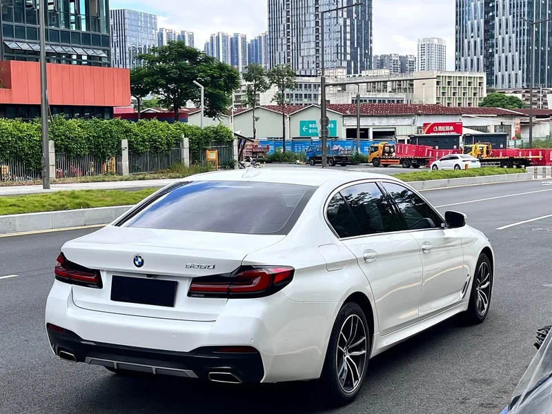 BMW 5-Series — фото 12