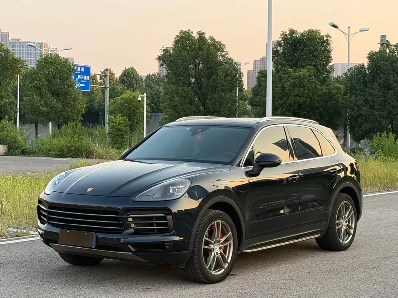 Porsche Cayenne — фото 1