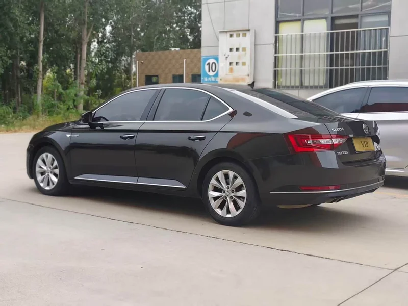 Skoda Superb — фото 7