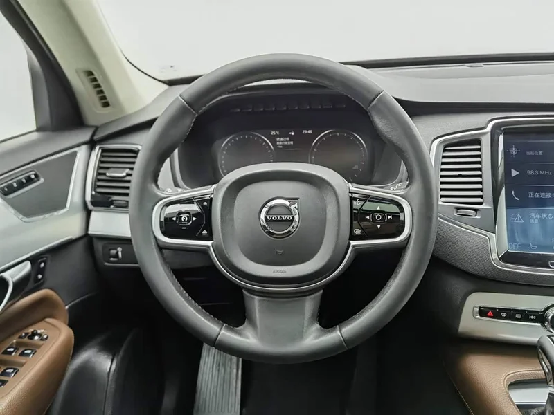 Volvo XC90 — фото 11