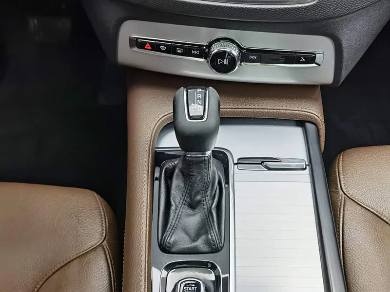 Volvo XC90 — фото 13