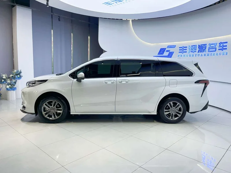 Toyota Sienna — фото 3