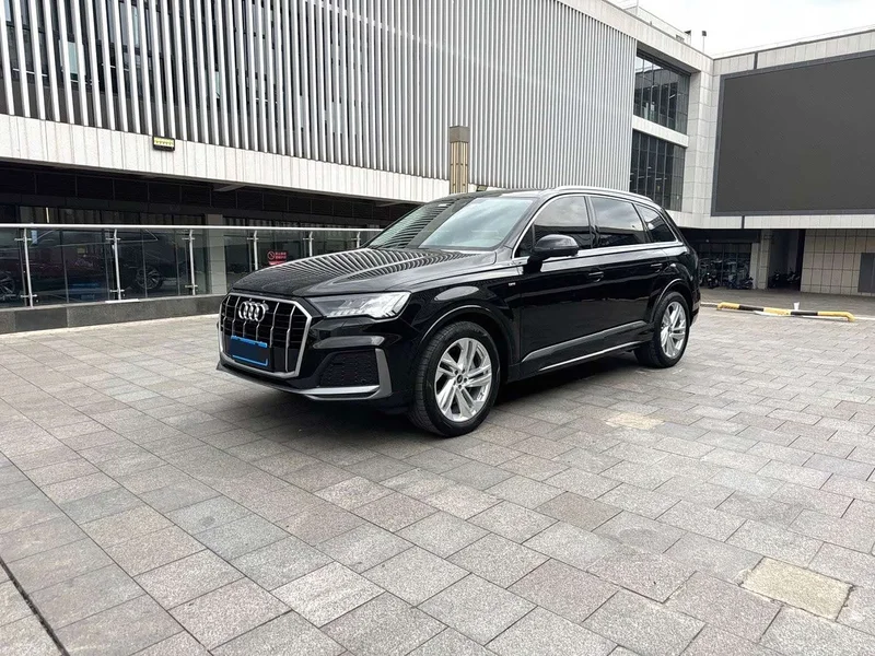 Audi Q7 — фото 1