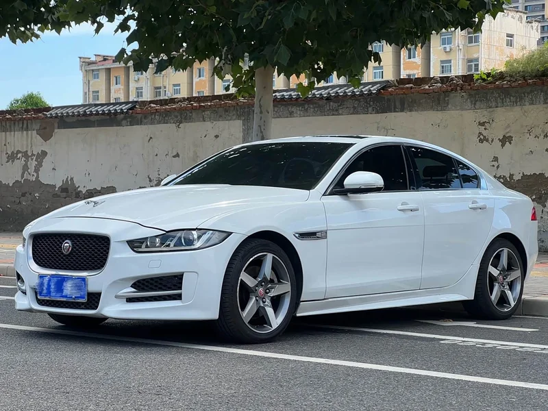 Jaguar XE — фото 1