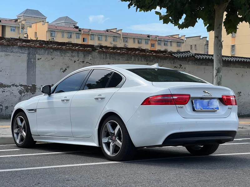 Jaguar XE — фото 11