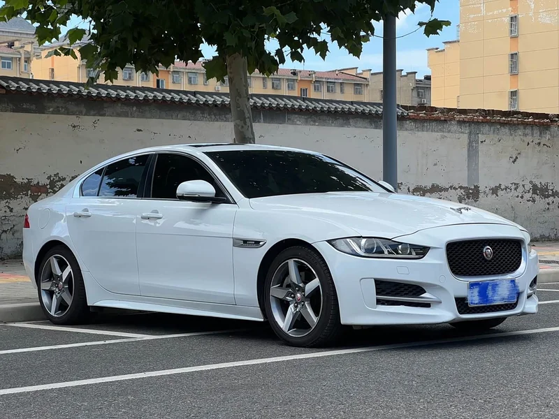 Jaguar XE — фото 3