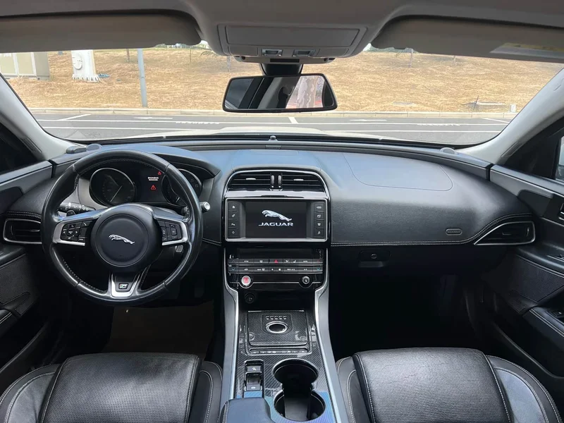 Jaguar XE — фото 6