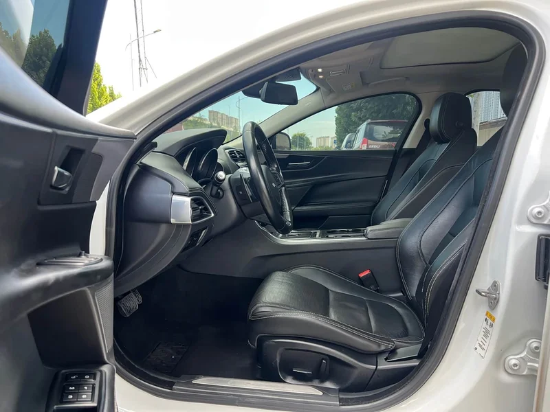 Jaguar XE — фото 8