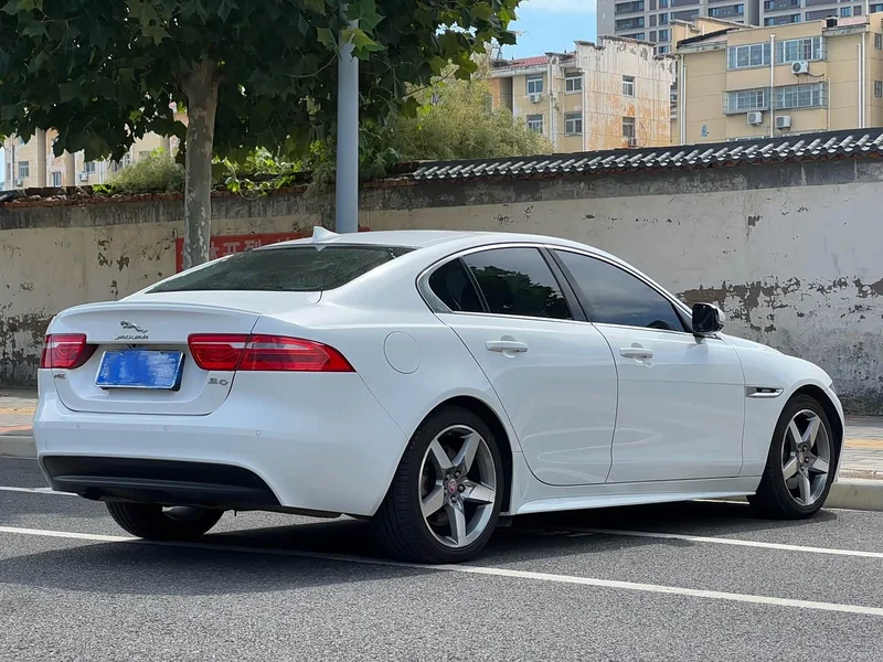 Jaguar XE — фото 9