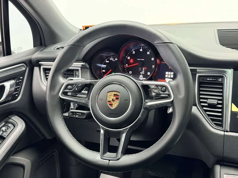 Porsche Macan — фото 21
