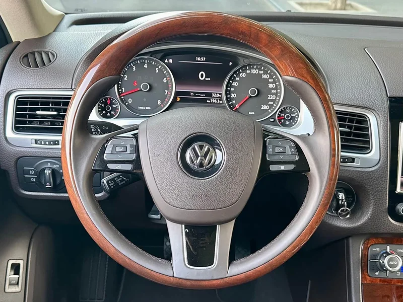 Volkswagen Touareg — фото 7