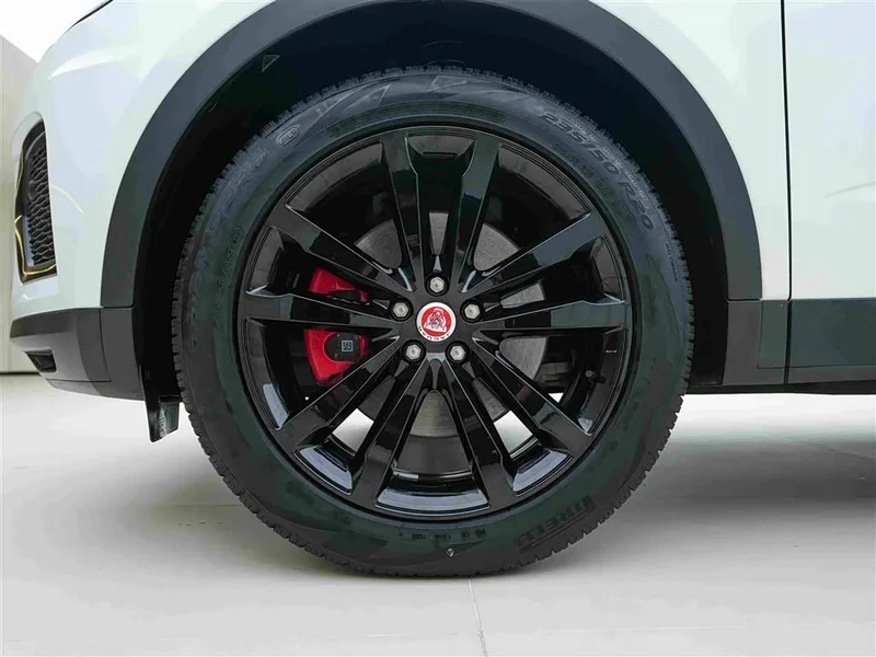 Jaguar E-PACE — фото 11