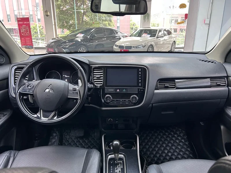 Mitsubishi Outlander — фото 21