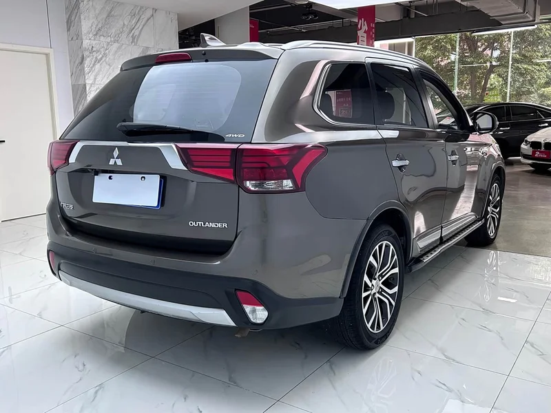Mitsubishi Outlander — фото 7