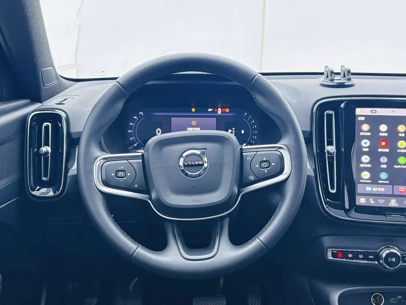 Volvo XC40 — фото 11