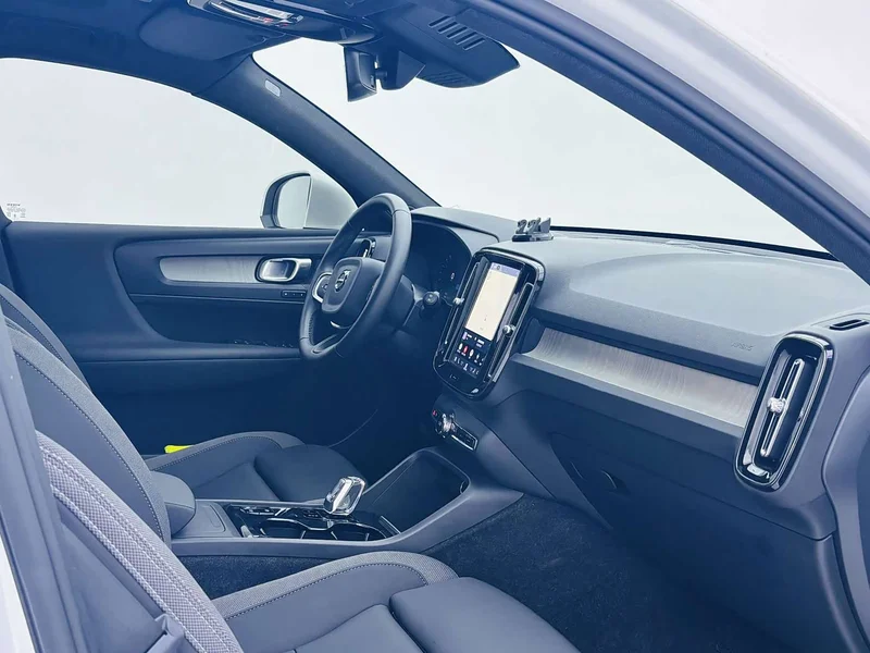 Volvo XC40 — фото 12