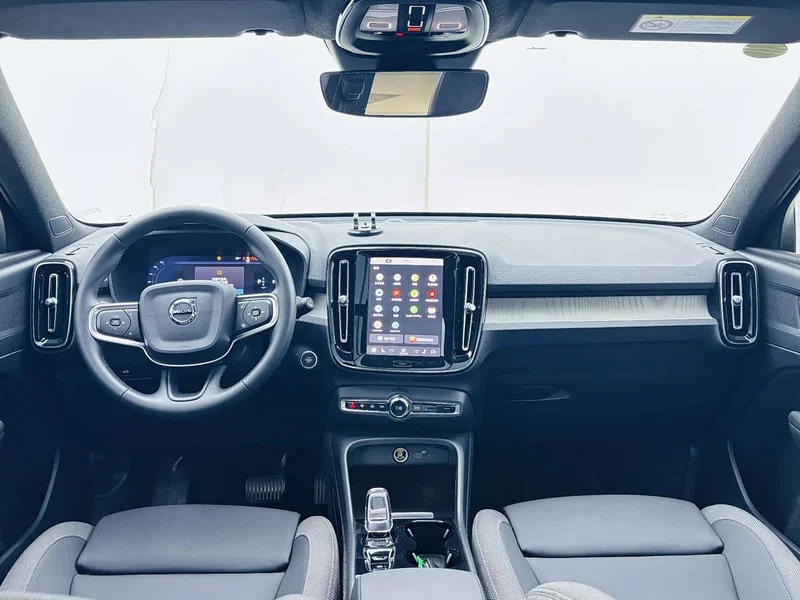 Volvo XC40 — фото 13
