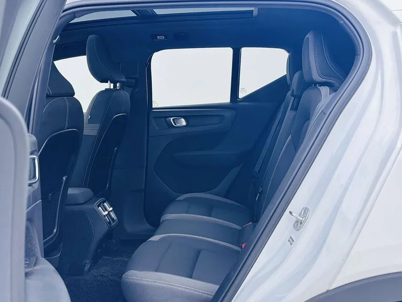 Volvo XC40 — фото 14