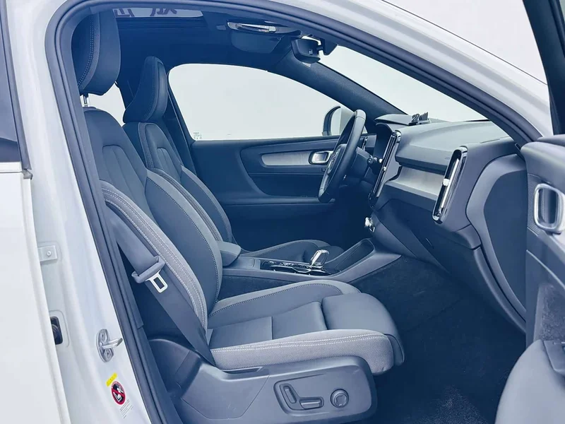 Volvo XC40 — фото 15