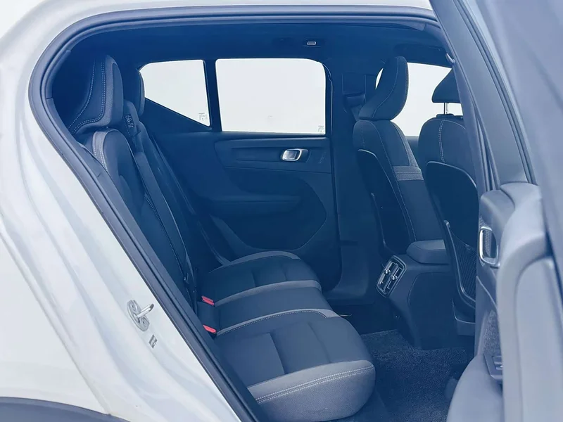 Volvo XC40 — фото 16