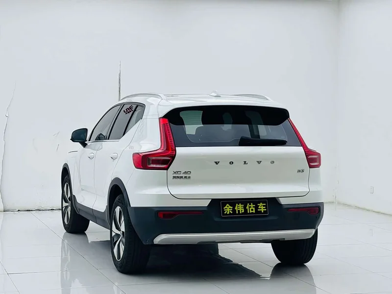 Volvo XC40 — фото 5