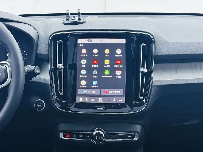 Volvo XC40 — фото 10