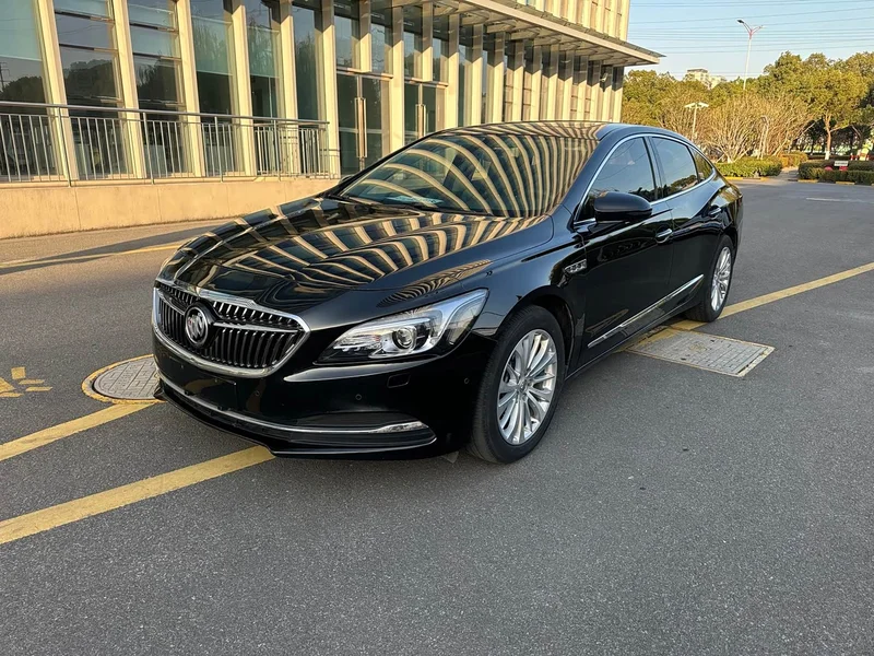 Buick LaCrosse — фото 1