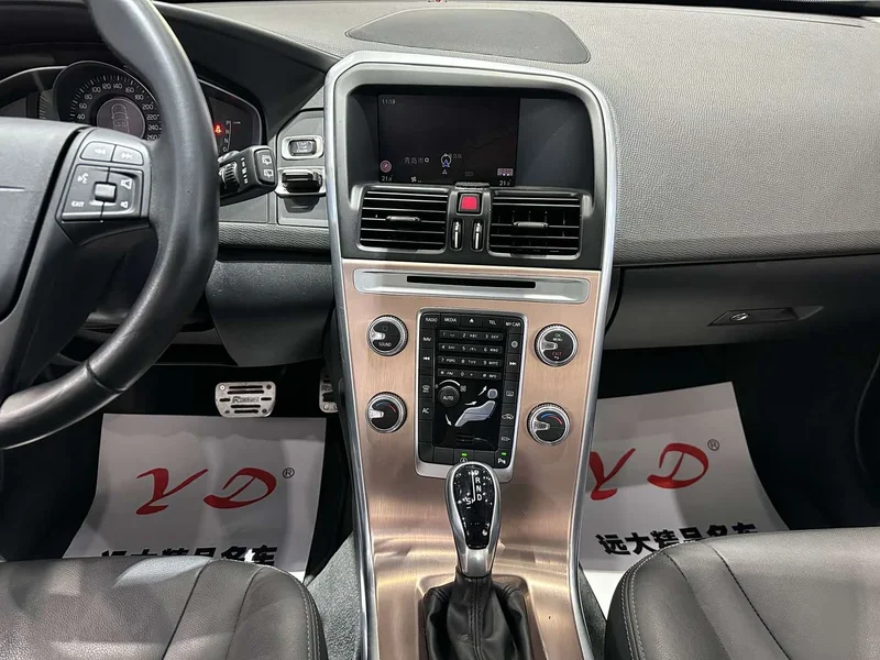 Volvo XC60 — фото 11