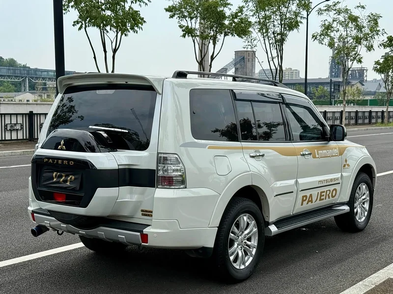 Mitsubishi Pajero (Imported) — фото 9