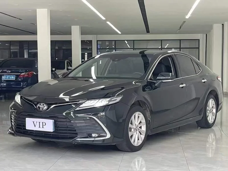 Toyota Camry — фото 1