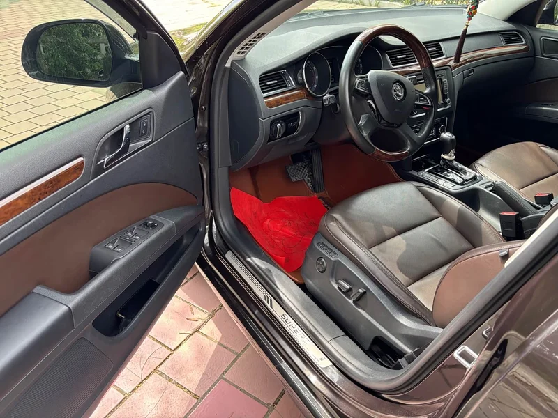 Skoda Superb — фото 11