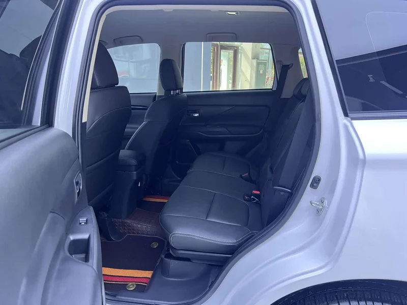 Mitsubishi Outlander — фото 14