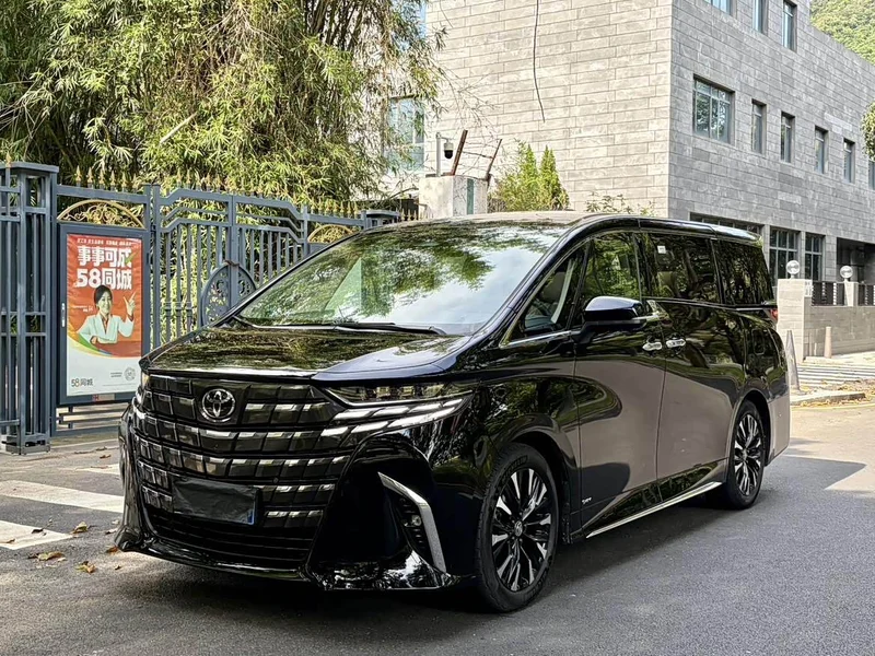 Toyota Alphard — фото 1