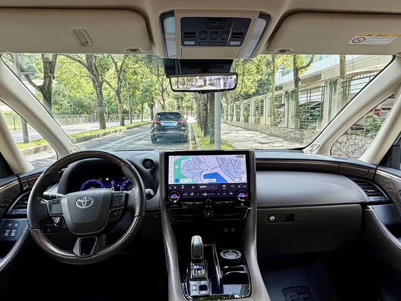 Toyota Alphard — фото 11