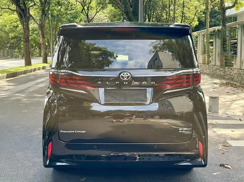 Toyota Alphard — фото 4