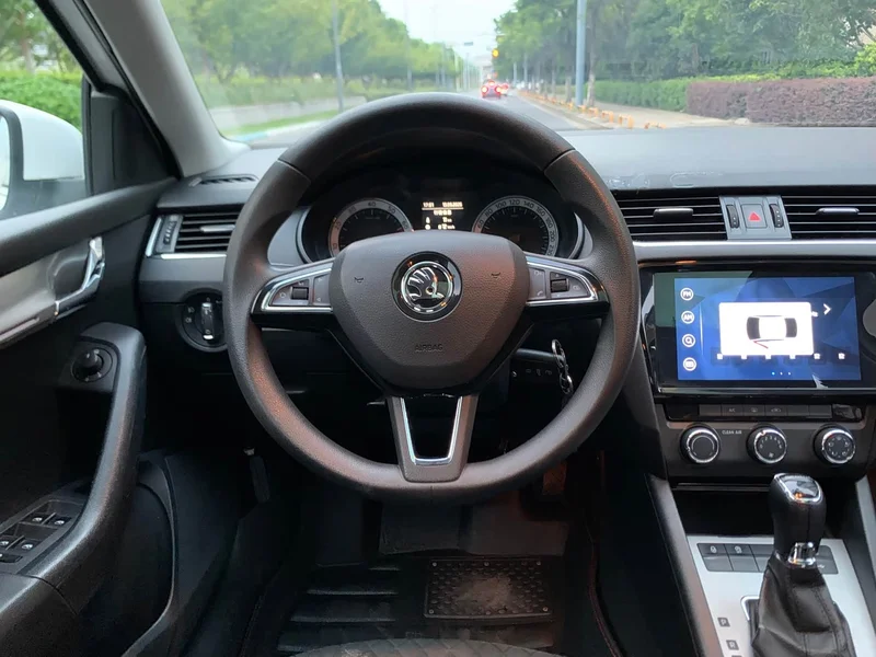 Volkswagen Octavia — фото 12