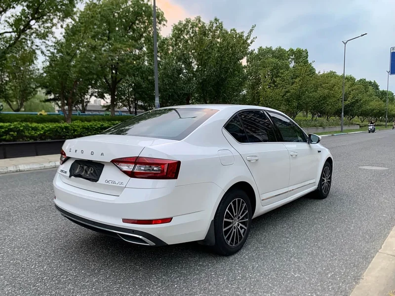 Volkswagen Octavia — фото 8